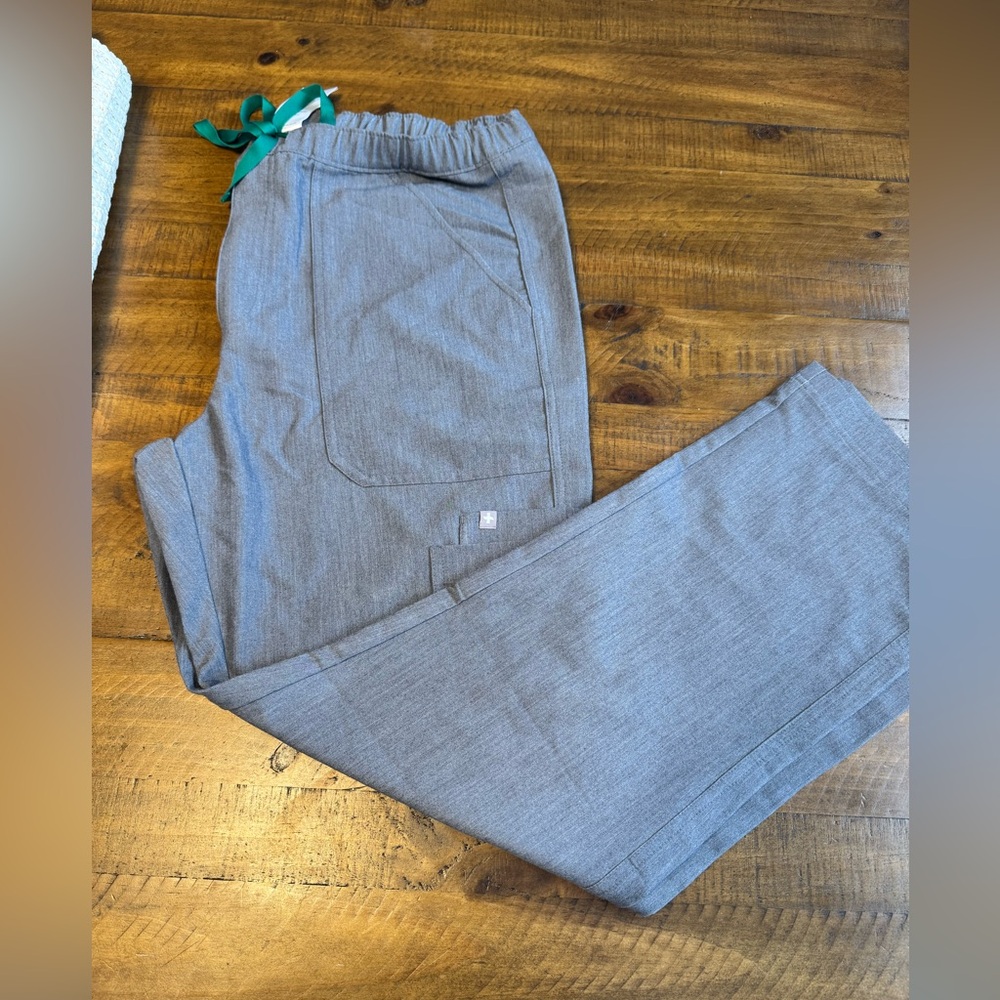 Figs Technical Collection scrub pants size large short